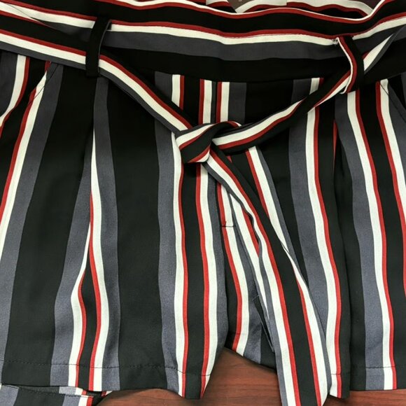 Women's shorts - Picture 1 of 2